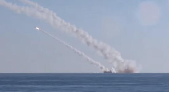 俄罗斯海军基洛级潜艇发射3M14T巡航导弹打击叙利亚极端组织
