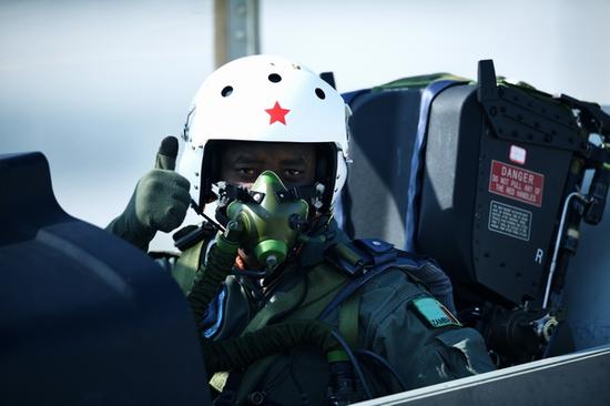 资料图:非洲飞行学员为中国高级教练机“点赞”。