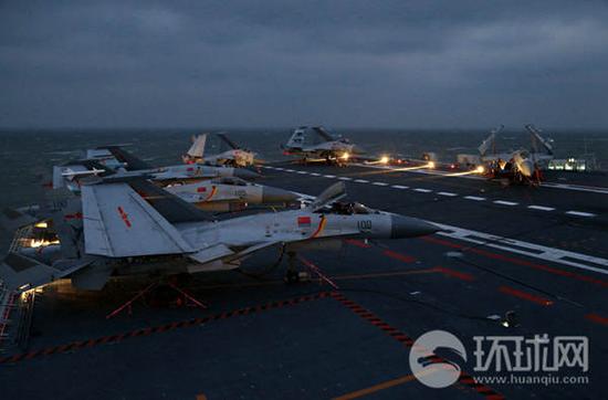 清晨,歼-15舰载战斗机列阵辽宁舰飞行甲板