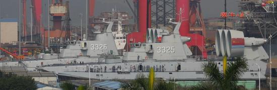 近日从某地可以看到我国第二艘野牛气垫船，已经刷上舷号3326以及中国海军的八一军旗，标志着该舰入役在即。（鸣谢：魔牛小队）