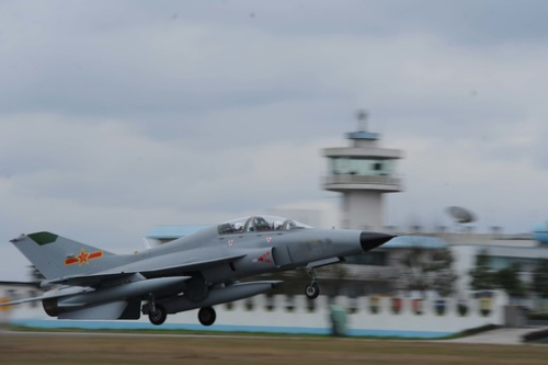 贵飞完成多架次山鹰高教机转厂试飞