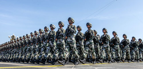 图为9月3日，中国人民抗日战争暨世界反法西斯战争胜利70周年纪念大会在北京隆重举行。这是百团大战“白刃格斗英雄连”英模部队方队通过天安门广场。新华社记者-沈伯韩-摄。