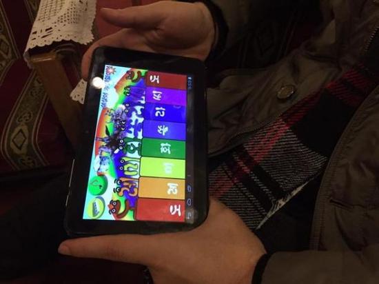 朝鲜人在玩钢琴游戏。