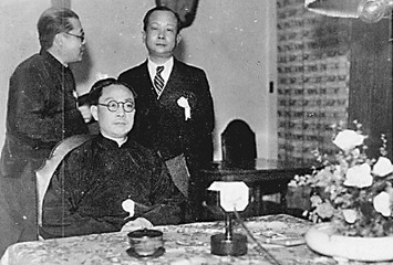 居中坐者为周佛海