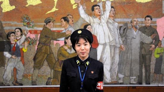 资料图:平壤餐厅里的女服务员