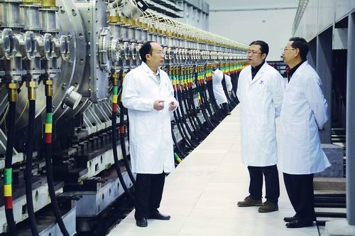 鄧建軍(左)、石金水(右)、李勁(中)討論技術問題。