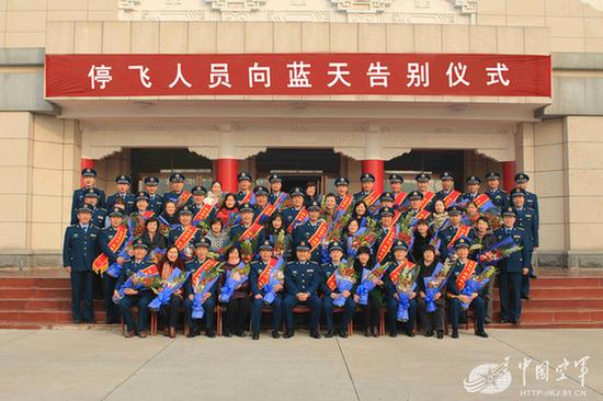 2015年12月30日兰空航空兵某师隆重举行停飞人员告别蓝天仪式。