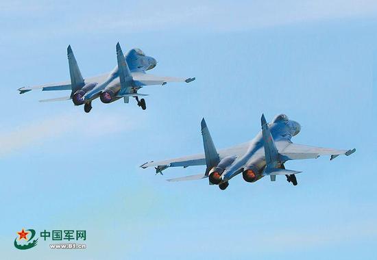 该师战机开展空战训练。 解放军报特约记者 高宏伟摄