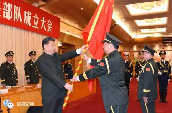 习近平将军旗郑重授予陆军司令员李作成、政治委员刘雷。(解放军报记者冯凯旋摄)