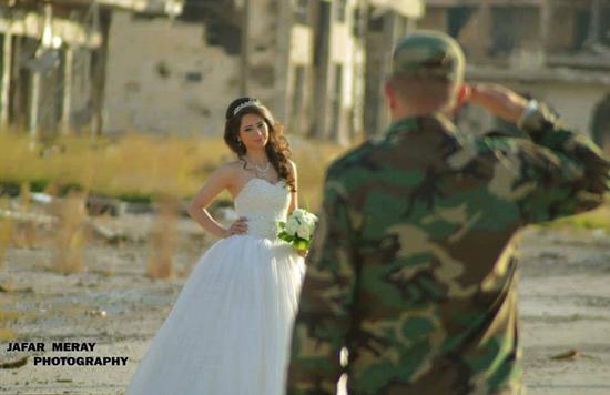 心情时刻要乐观：叙利亚新人废墟中拍婚礼照