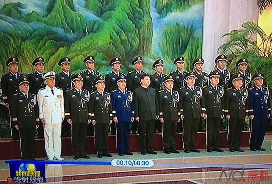 习近平和中央军委委员与陆军领导班子成员合影留念,其中第二排为陆军领导班子成员。央视画面截图