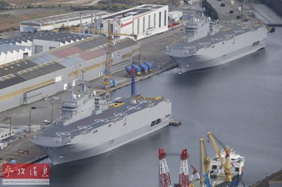 资料图:停泊在法国造船厂的两艘西北风级两栖攻击舰(路透社)