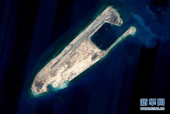 　　完成陆域吹填工程后的永暑礁卫星图片。新华社发