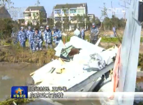 央视截图:海航部队坠毁的歼10S战机