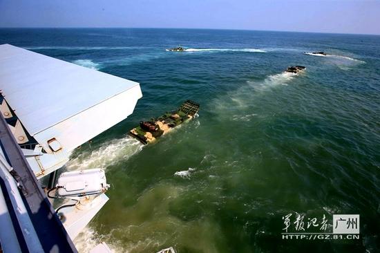 官媒曝登陆演习壮观画面:两栖坦克鱼贯而出