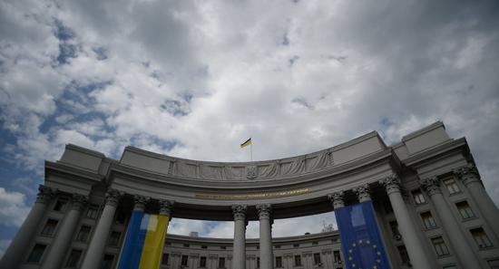 完全依赖于外援的乌克兰经济，在2015年已经萎缩了10%。