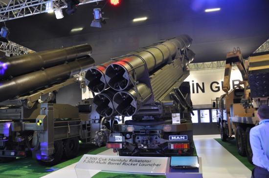 土耳其军工近日在伊斯坦布尔防务展上展示多款自行研发的多管火箭炮。不过，其中有两款火箭炮有中国WS系列产品血统；还有一款60管火箭炮是107毫米火箭炮的衍生型。