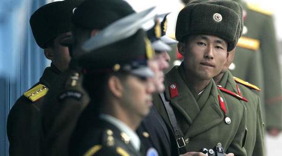 过去7年来,由于国力相对衰减、财力十分有限,美国处于战略收缩的状态,所以在朝核问题上华盛顿一直采取战略忍耐的姿态。由于华盛顿认为朝鲜的核武器和弹道导弹还不会威胁到自己,在过去的几年时间里把朝核问题的主要“调解权”扔给中国。