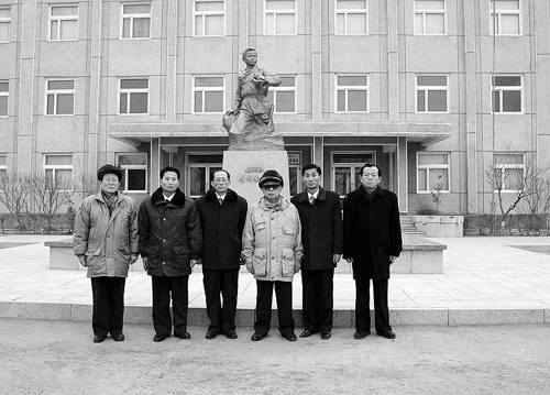 朝媒2009年2月25日公布的图片，朝鲜咸镜北道（朝鲜导弹发射基地所在的省份），金正日视察时和工作人员合影。