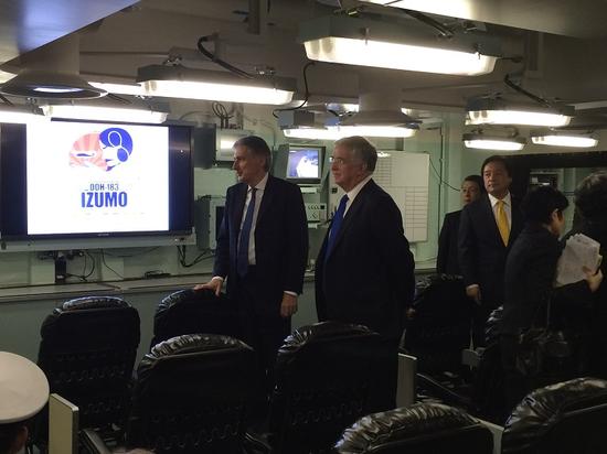 英国国防大臣、外交大臣登上日本准航母