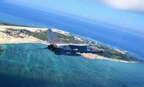 资料图：在南海上空巡逻的中国“飞豹”战斗轰炸机。