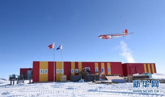 飞机成功飞越南极昆仑站 



