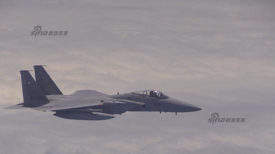 两架日本F-15JH战机均挂载AAM-4格斗导弹，其中编号815 F-15J战机还调整机身向我军机展示了其机翼下挂载的武器，该动作是国际标准的警告动作，意思是“你已进入我领空，马上离开，我携带有武器”！