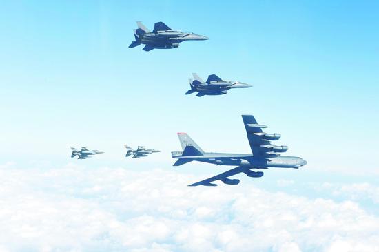 美轰炸机飞越半岛对朝炫武