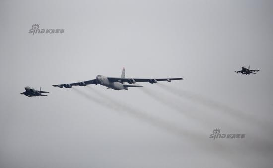 美军一架B-52H飞入朝鲜半岛空域 F15与F16伴飞