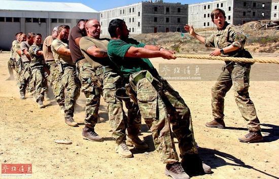 ����ͼ��פ��Ӣ��ʿ���밢���������ʿ��һͬ���аκӱ�����