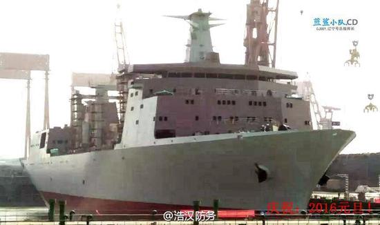 网友拍摄到国产大型水面舰船在建的画面,据悉,这是我国正在建造的901型大型综合补给舰。