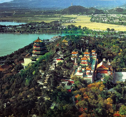 万寿山全景:万寿山、昆明湖、玉泉山以及远处的西山构成了一套生态环境