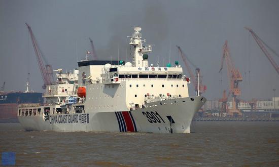 图为网友拍摄到我国最新建造的大型海警船在海面上航行的威武画面