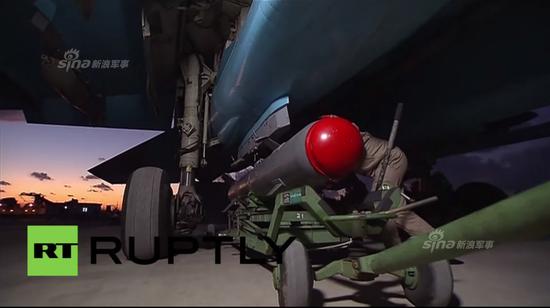 俄军趁夜为苏-34装KAB500制导炸弹攻击IS武装