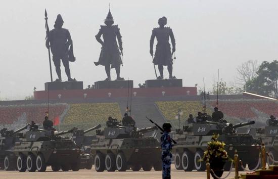 缅甸阅兵式亮相中国造轮式突击炮