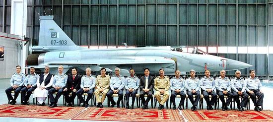 除了狗斗、扔泥巴,還能超視距空戰、反艦、精確打擊,最重要的是可以教你自力更生,全世界都沒這麼好的出口型戰機了