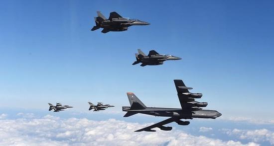 资料图:当地时间1月10日,美国派一架B-52型远程战略轰炸机于10日上午飞越韩国领空。