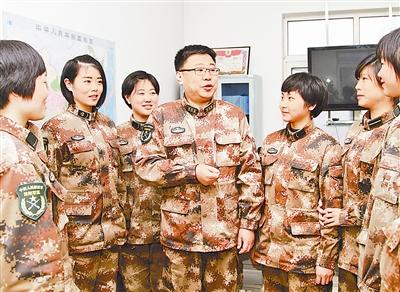 沈阳军区宣讲团成员深入班排与官兵共话改革。郭勇 摄