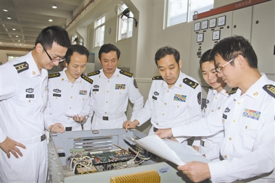 马伟明(右三)与创新团队成员一起攻关