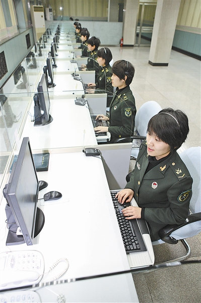 女兵李帅深深地呼吸了一口新鲜空气,结束了紧张的战备值班,此刻是她感觉最轻松的一刻。作为某通信团六连的一名战士,她为自己的岗位自豪——尽管身处三尺机台,不能身临一线冲锋陷阵,但经她们上传下达的数据信息,却攸关演练场红蓝双方的胜负。图为:三尺机台是六连女兵战斗执勤、献身使命的阵地