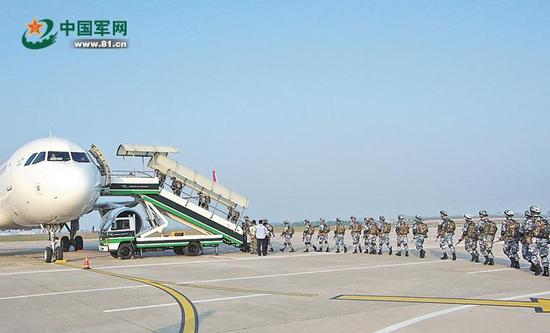 海军陆特战部队通过民用航空进行兵力快速投送。高毅 摄