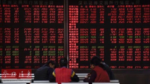 资料图片:中国公布2015年经济数据后,上证综指大涨。图为投资者在交易大厅讨论股票走势。