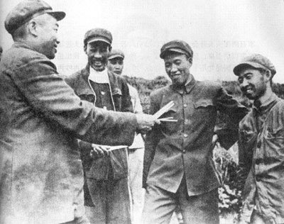 彭德怀(左一)当面表扬38军军长梁兴初(右二)
