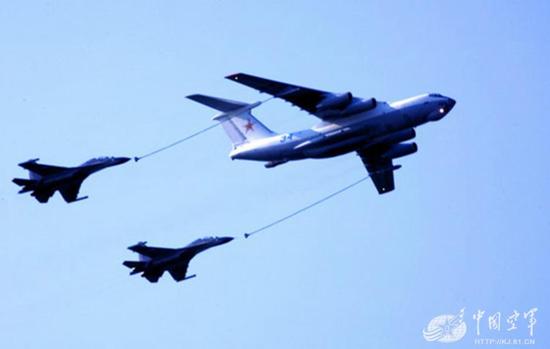 “和平使命-2005”中俄联合军演,“王海大队”参加空中加油演练任务。俄机为我军苏30空中加油