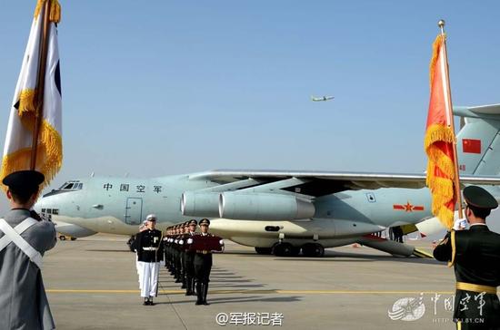 中国空军运输机迎接志愿军遗骸