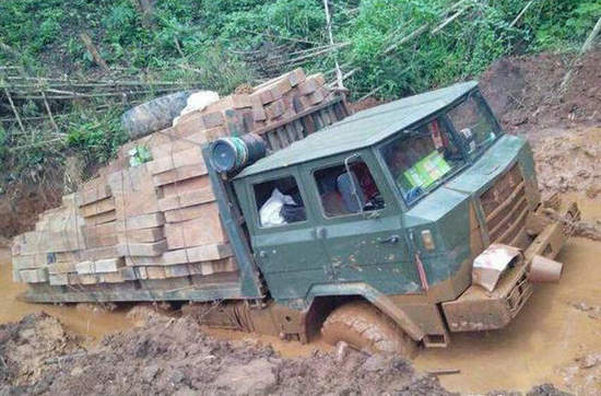 中国退役军车在缅甸丛林公路行进。