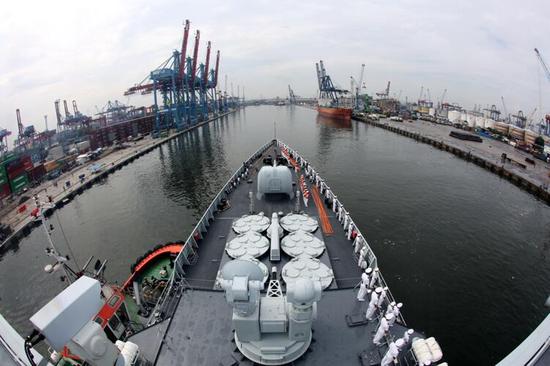 1月24日,中国海军济南舰驶入印度尼西亚雅加达港口 。