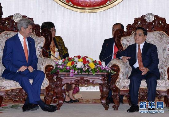 在老挝首都万象,老挝总理通邢(右)会见美国国务卿克里(左)。