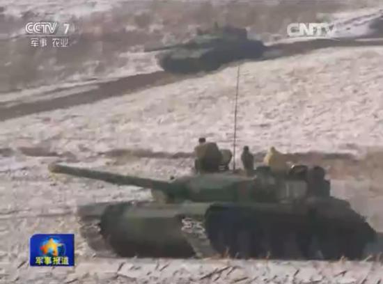 解放军99坦克群04战车群严寒出动苦练新战法