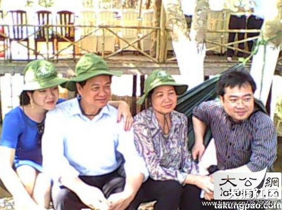 阮晋勇夫妇和儿子女儿